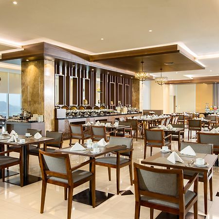 Hotel Santika Gresik Экстерьер фото