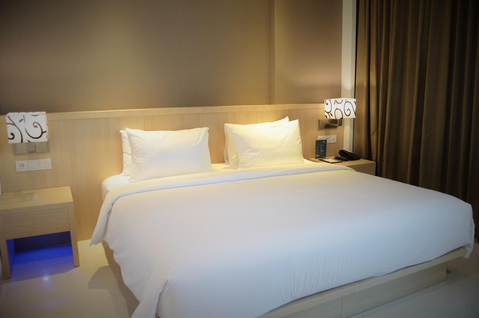 Hotel Santika Gresik Экстерьер фото