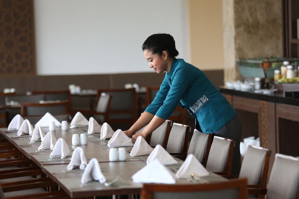 Hotel Santika Gresik Экстерьер фото