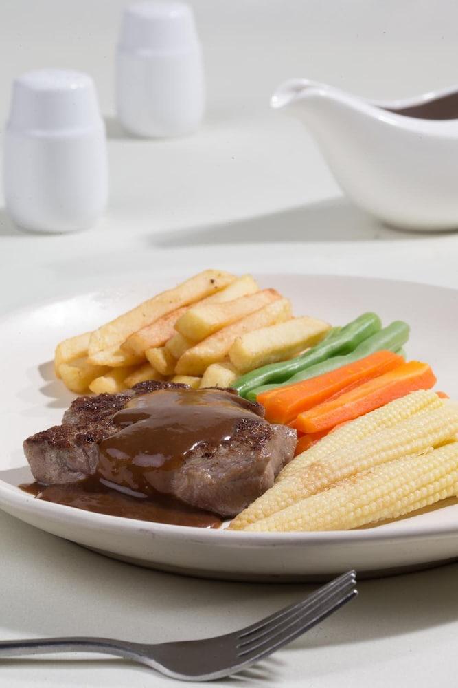 Hotel Santika Gresik Экстерьер фото