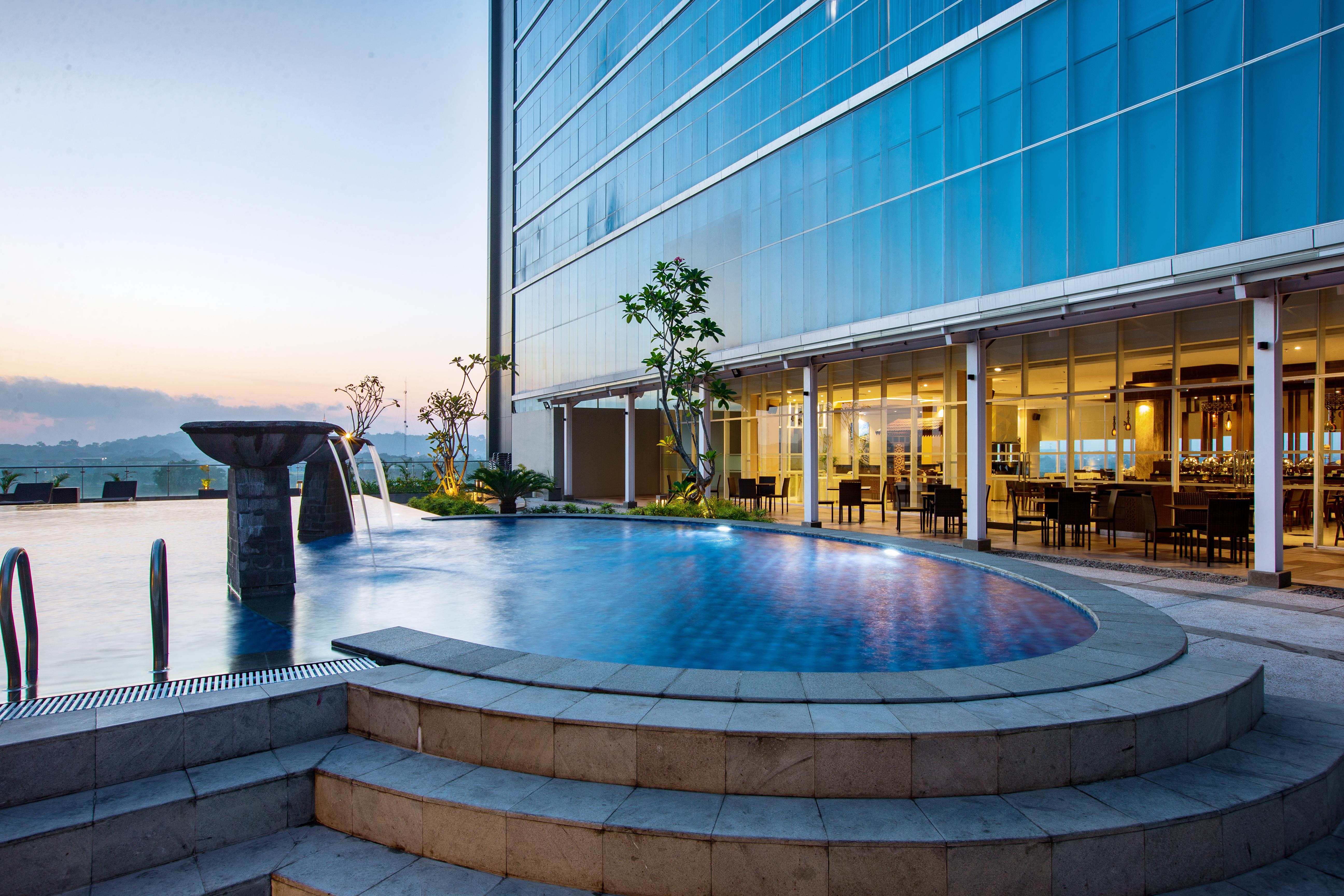 Hotel Santika Gresik Экстерьер фото