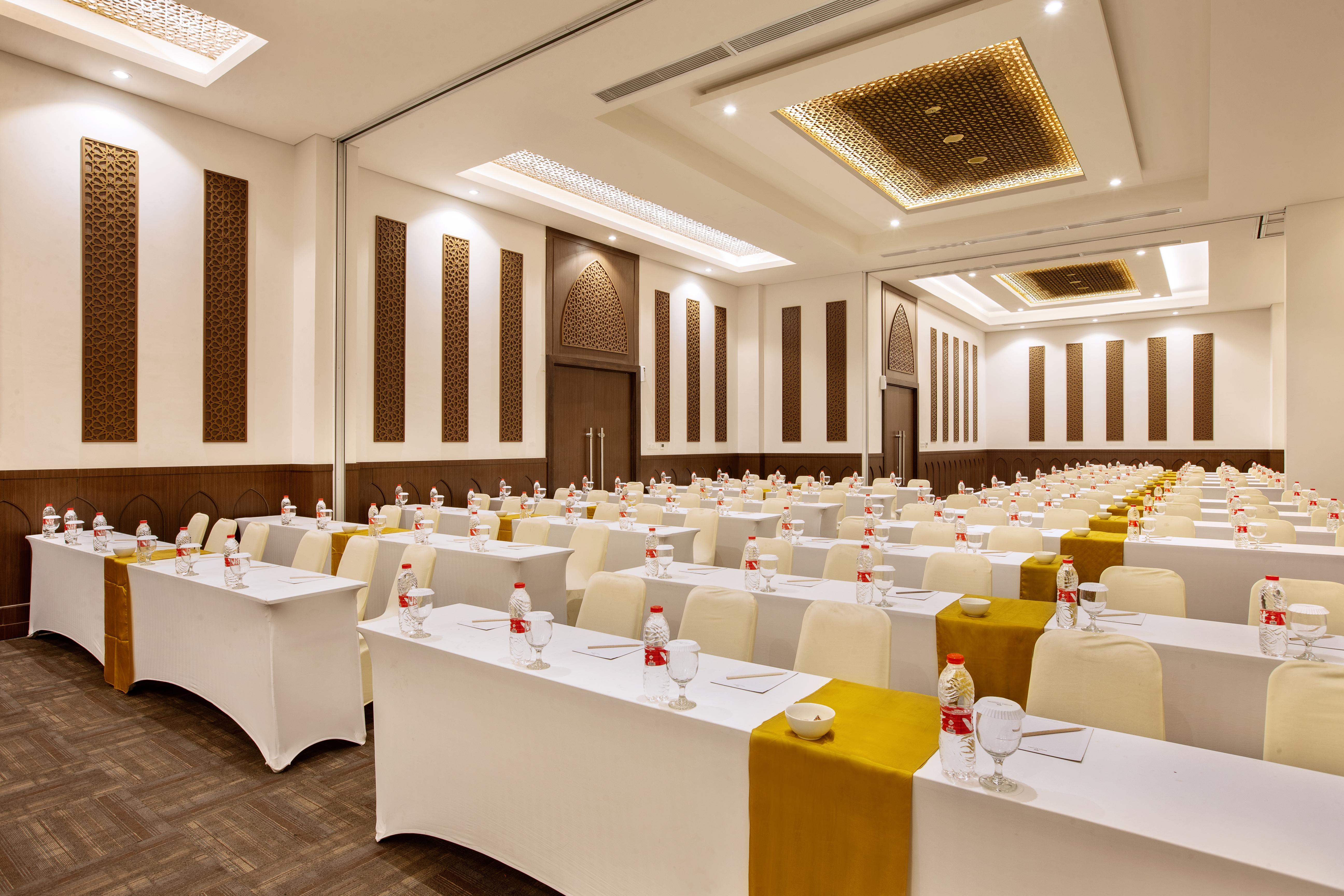 Hotel Santika Gresik Экстерьер фото