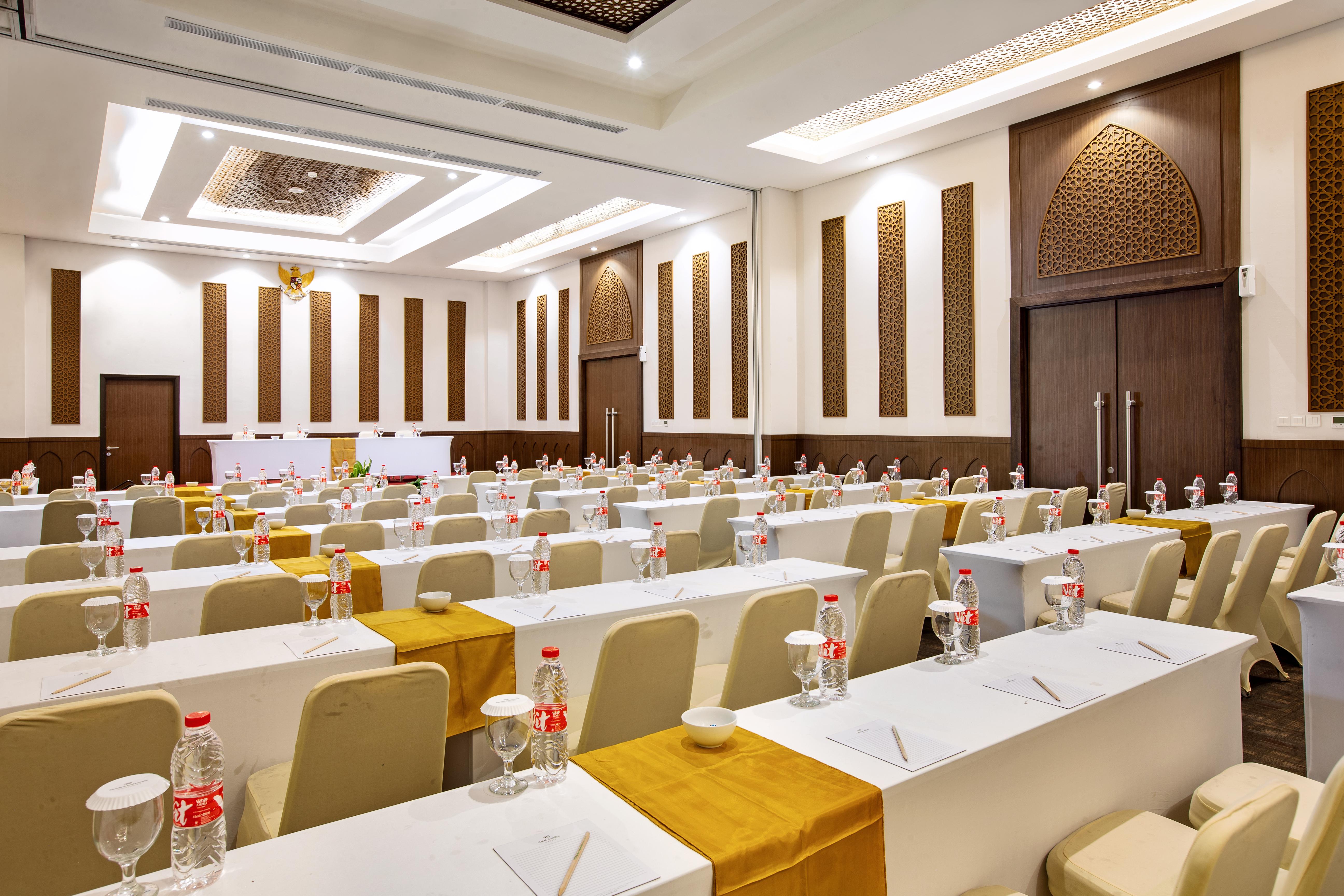 Hotel Santika Gresik Экстерьер фото