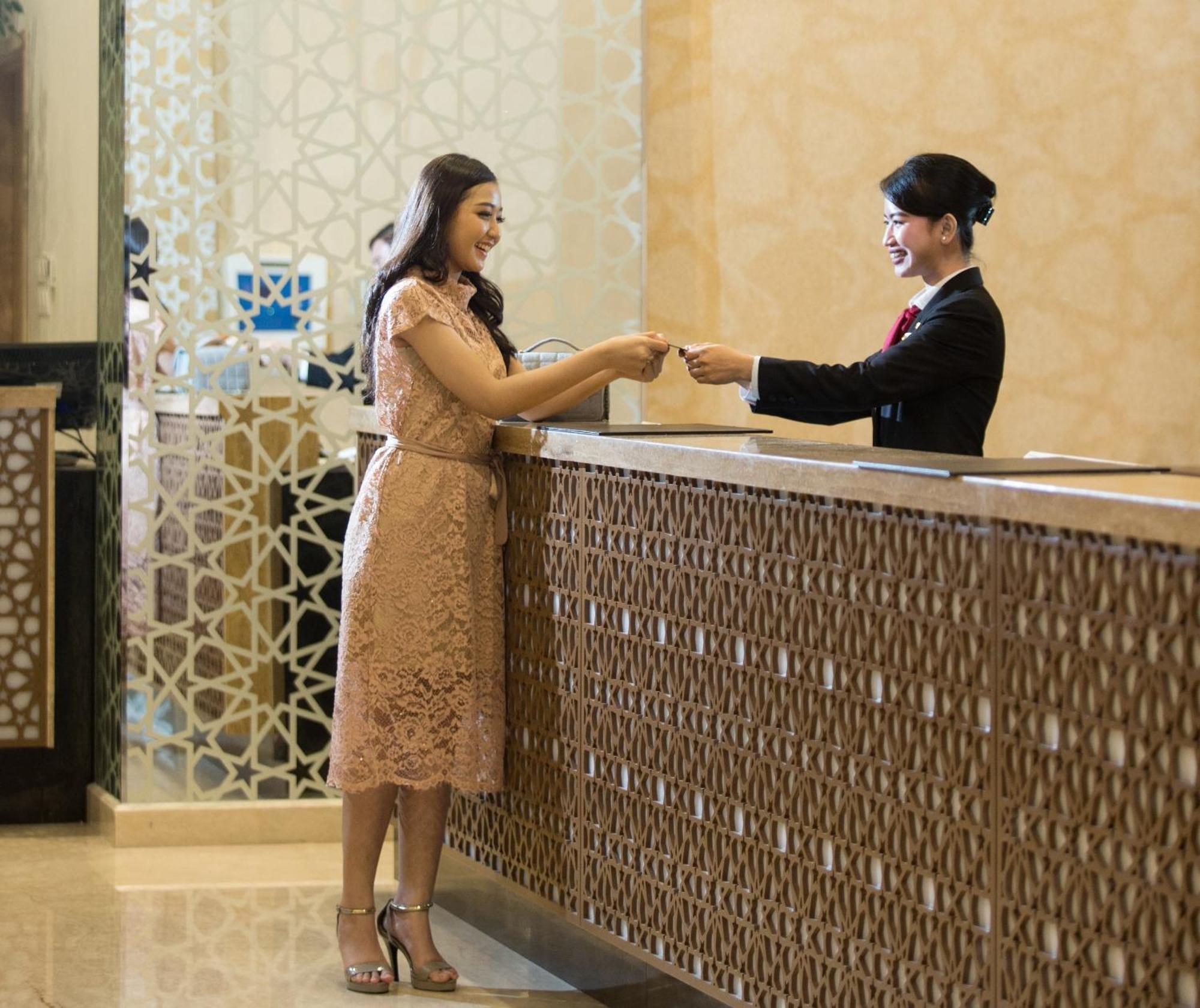 Hotel Santika Gresik Экстерьер фото