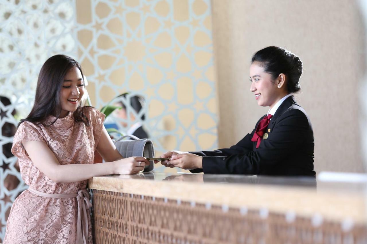 Hotel Santika Gresik Экстерьер фото
